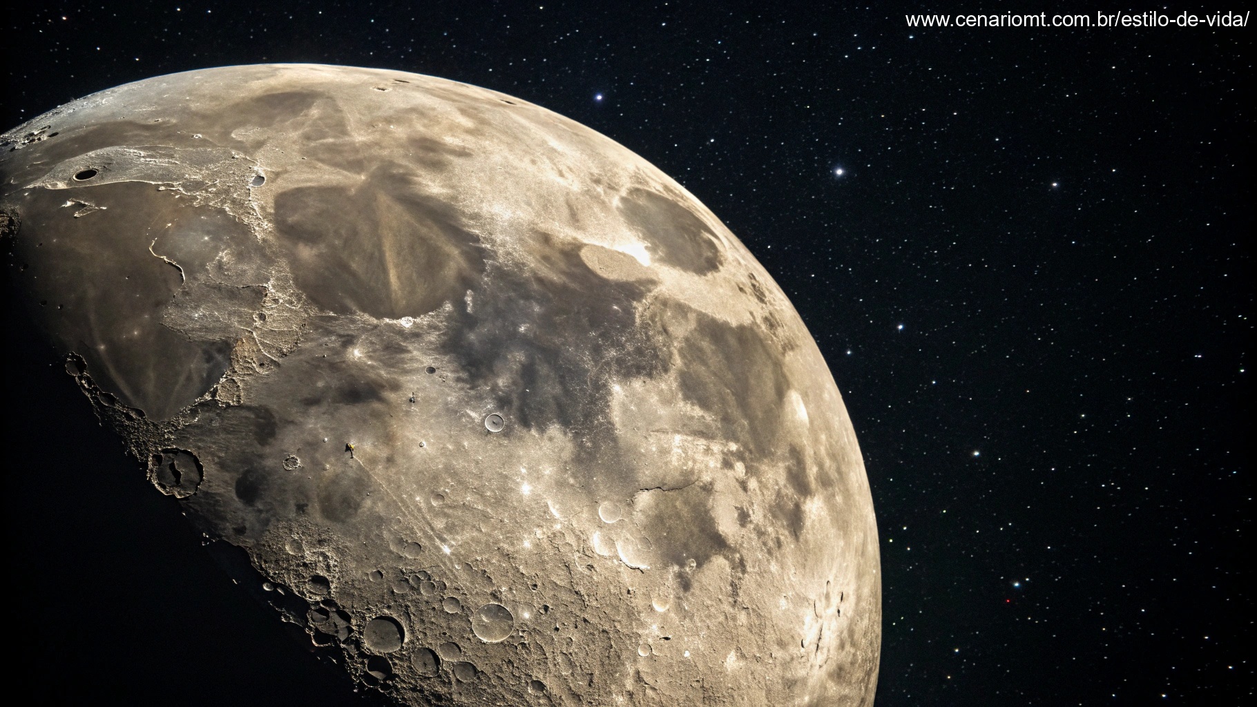 Imagem da Lua na fase Gibosa Minguante com detalhes realistas de sua superfície e fundo estrelado.