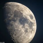 imagem da lua na fase Gibosa Crescente com 82% de iluminação no céu noturno