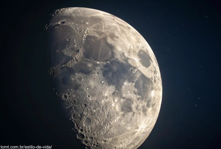 imagem da lua na fase Gibosa Crescente com 82% de iluminação no céu noturno
