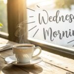Imagem de uma manhã de quarta-feira com luz do sol e uma xícara de café em destaque.