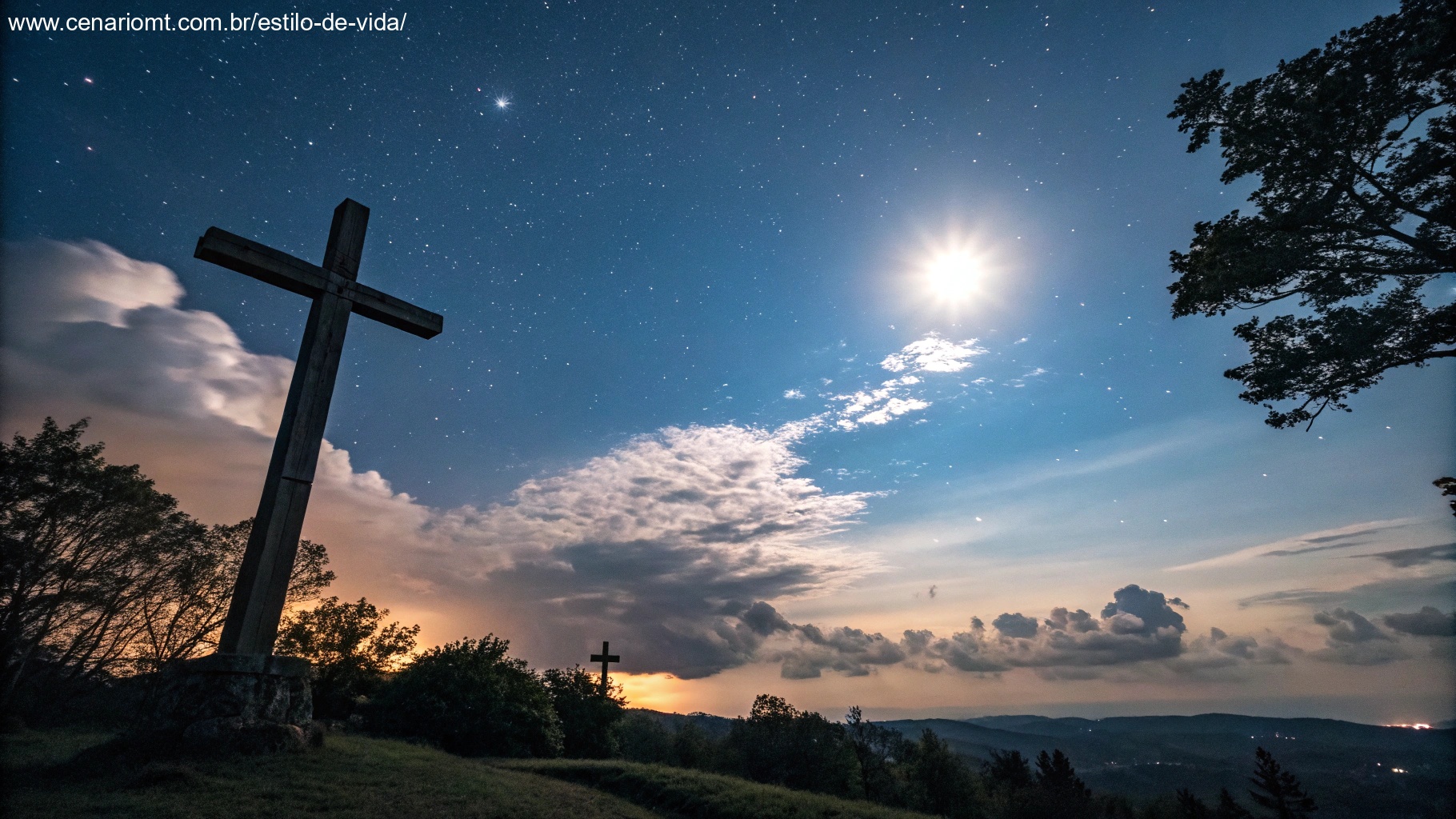 imagem de uma paisagem noturna com uma cruz iluminada sob um céu estrelado, transmitindo paz e fé