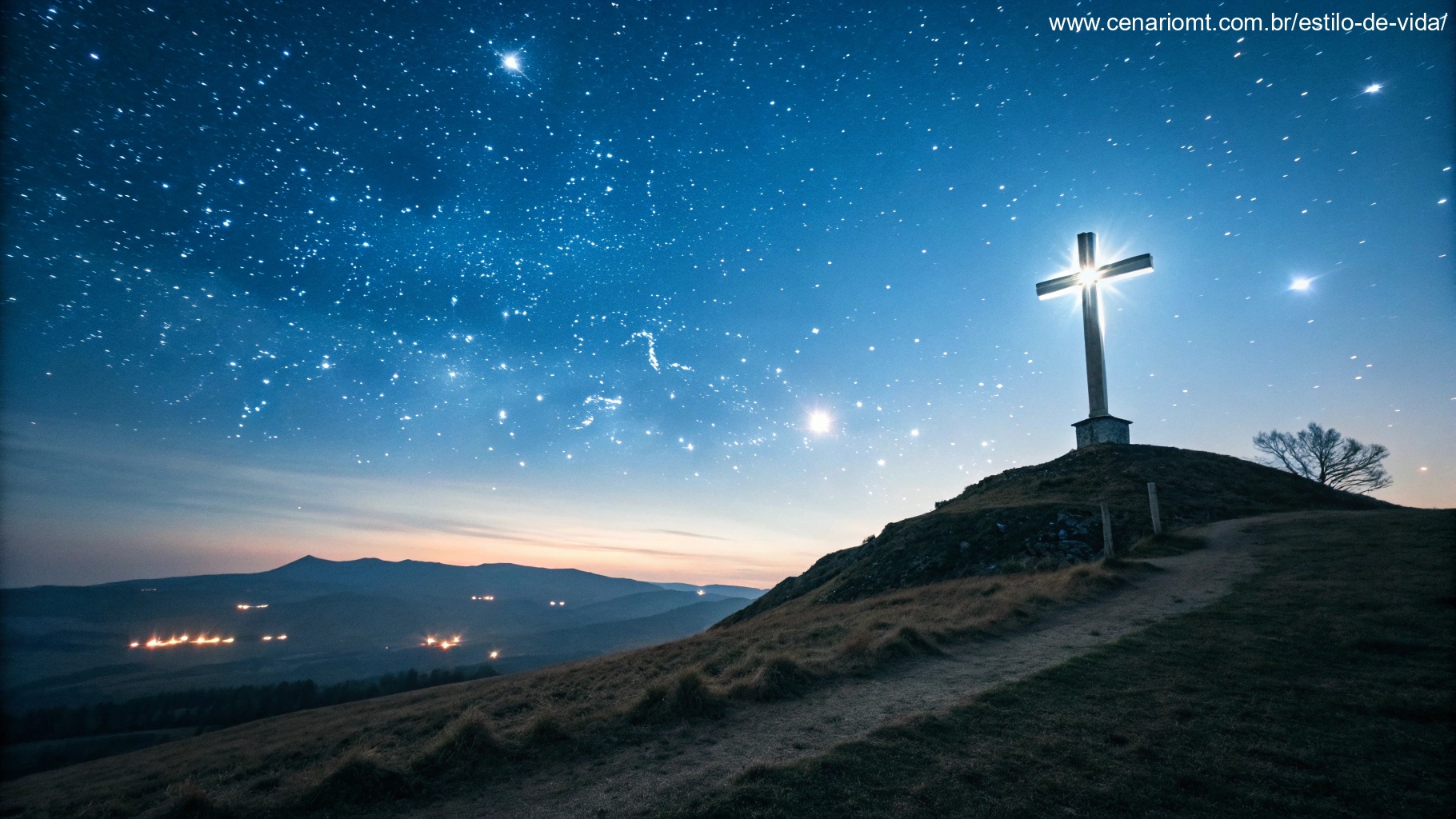 Imagem de uma cruz iluminada em um cenário noturno tranquilo com estrelas ao fundo, representando paz e fé.