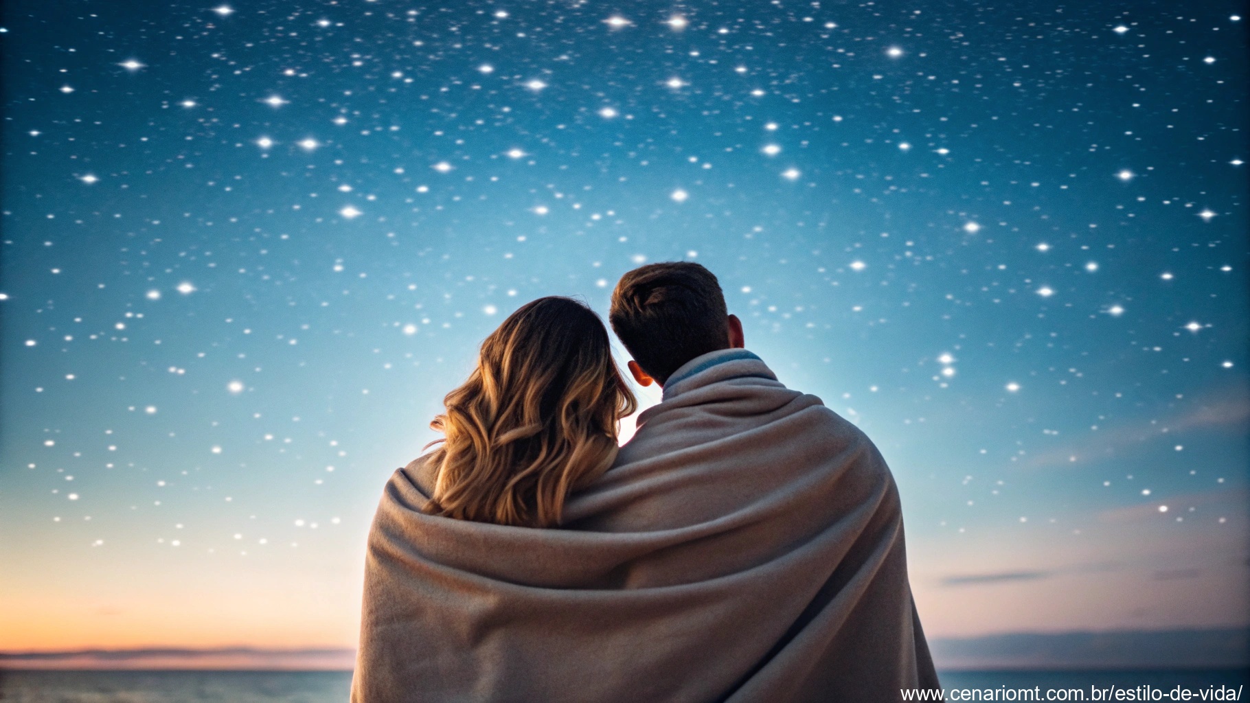 imagem de um casal apaixonado sob a luz do luar em uma noite tranquila
