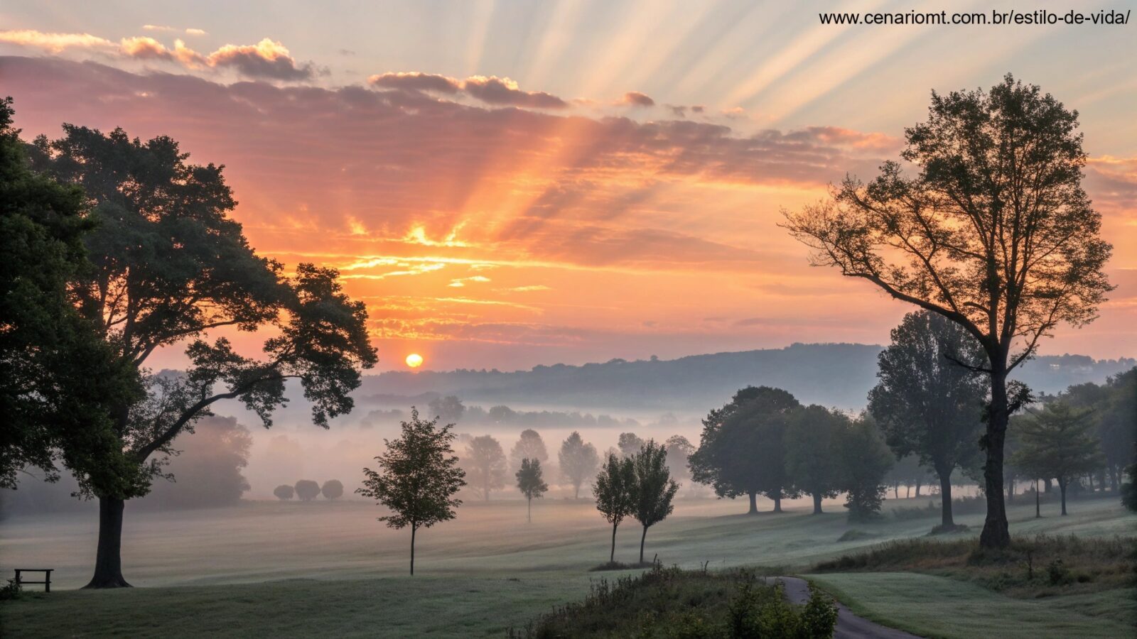 Imagem de um nascer do sol sereno em uma paisagem tranquila, simbolizando uma quinta-feira abençoada.