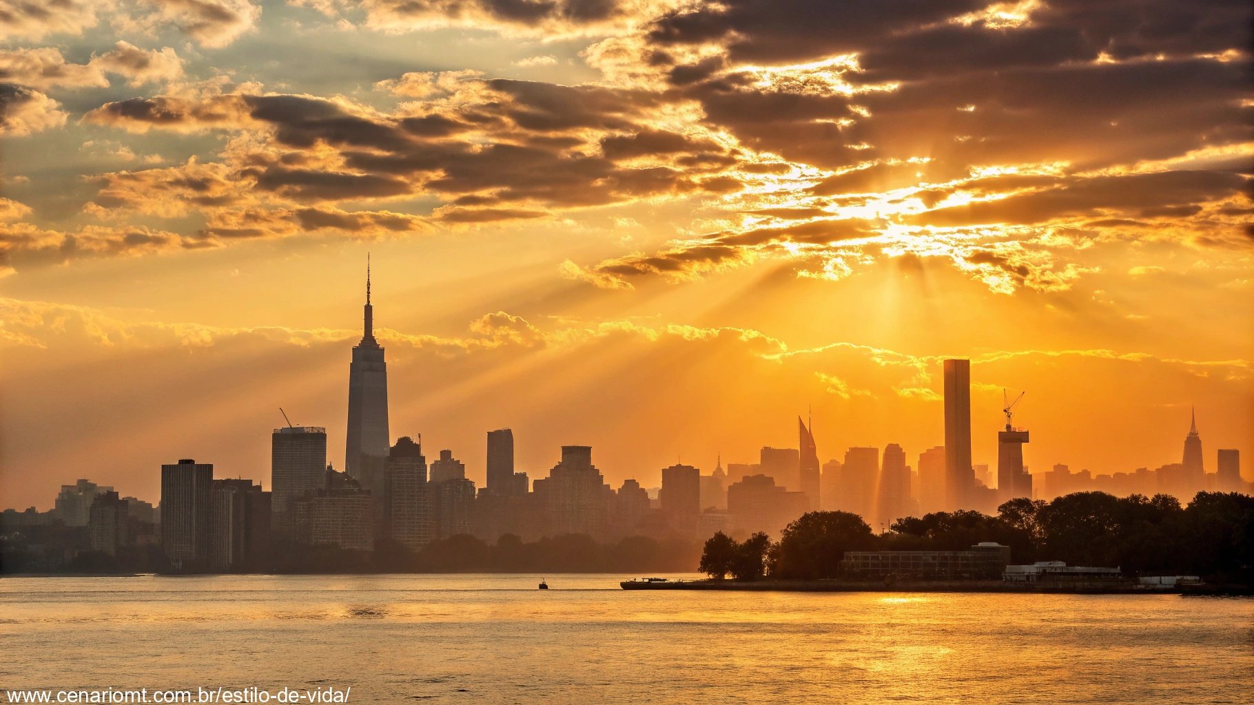 Imagem de um nascer do sol vibrante sobre uma cidade, simbolizando motivação para a terça-feira.
