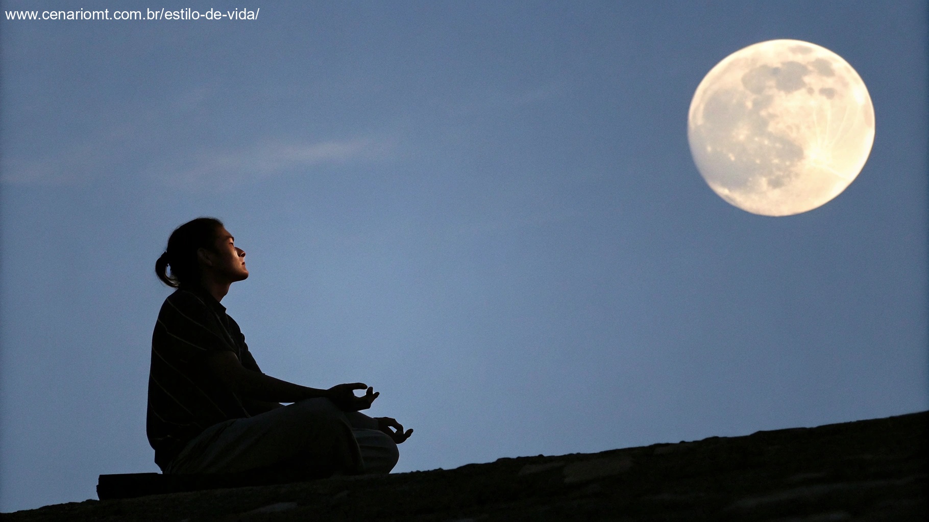 Pessoa meditando sob uma lua minguante, representando o mito de que a lua minguante afeta o humor