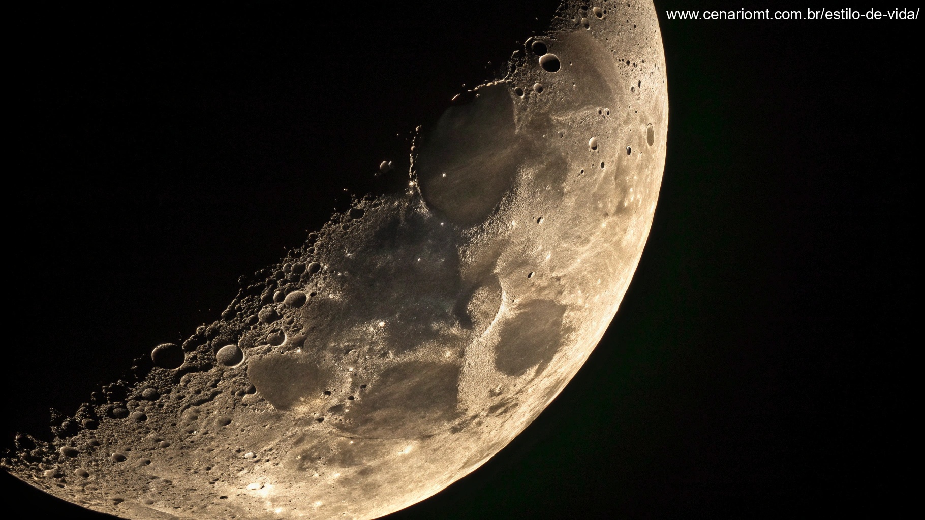Close-up da Lua Minguante, mostrando sua borda iluminada e o lado escuro, ilustrando sua formação.