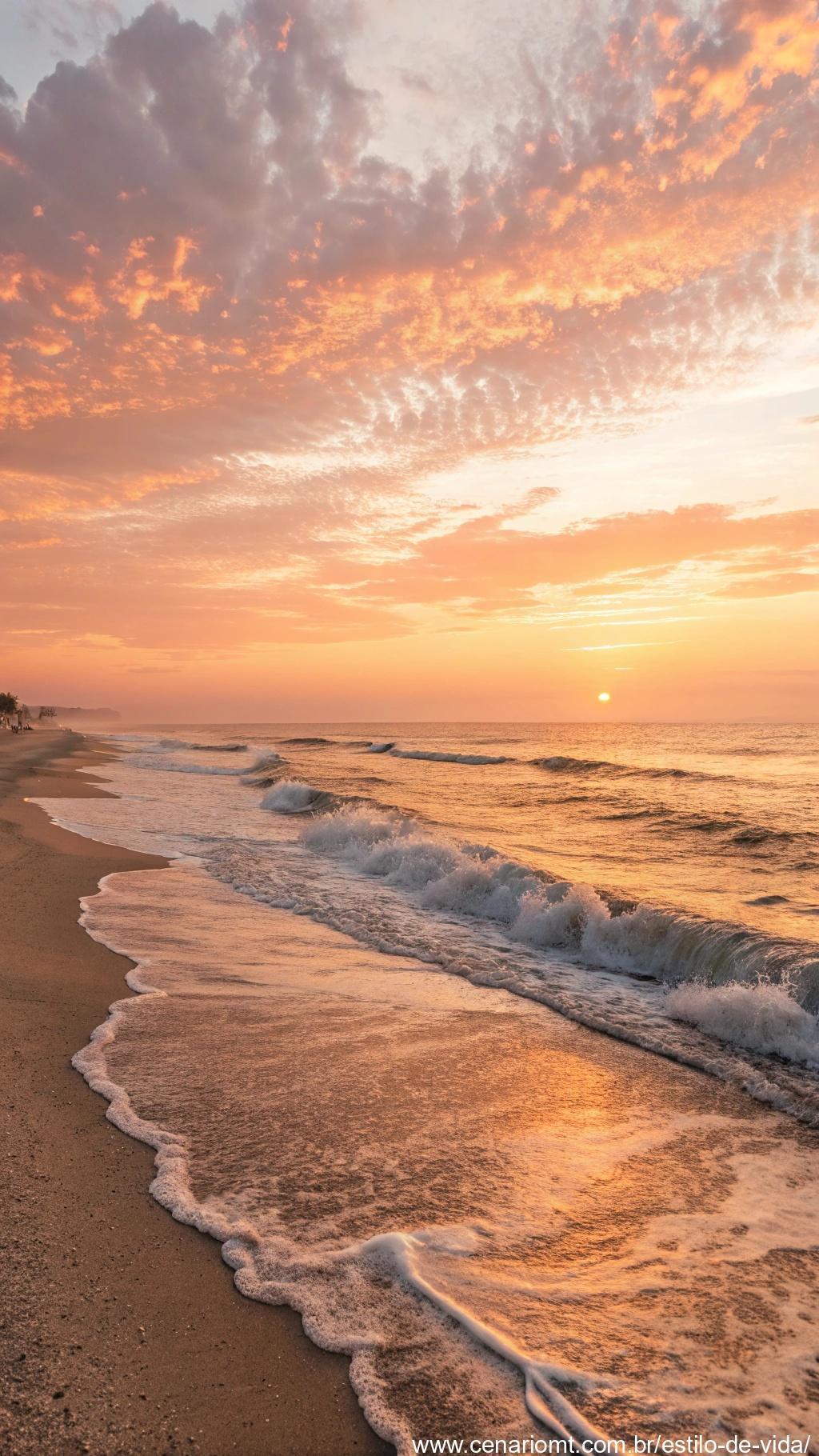Um belo amanhecer sobre uma praia tranquila, com luz dourada iluminando as ondas.