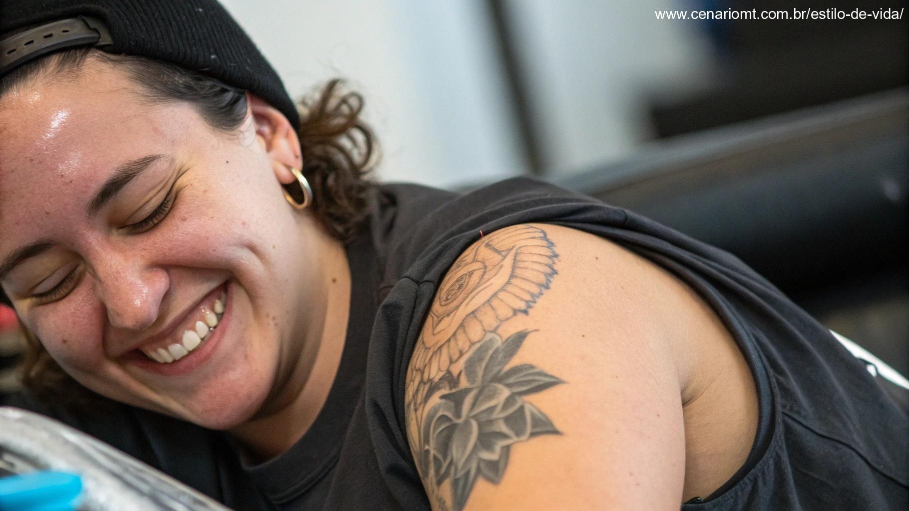 Pessoa sorrindo e aproveitando o processo de cicatrização de sua tatuagem nova