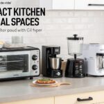 Conjunto de 10 eletrodomésticos compactos para cozinhas pequenas, destacando sua funcionalidade e design econômico de espaço.