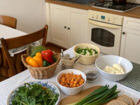 Cozinha aconchegante com ingredientes para receitas rápidas e fáceis.