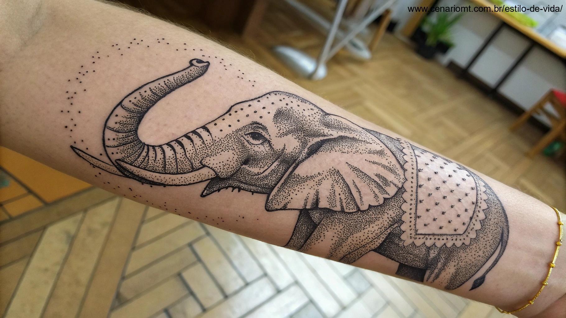 Uma tatuagem de ponto a ponto com detalhes feitos de pequenos pontos