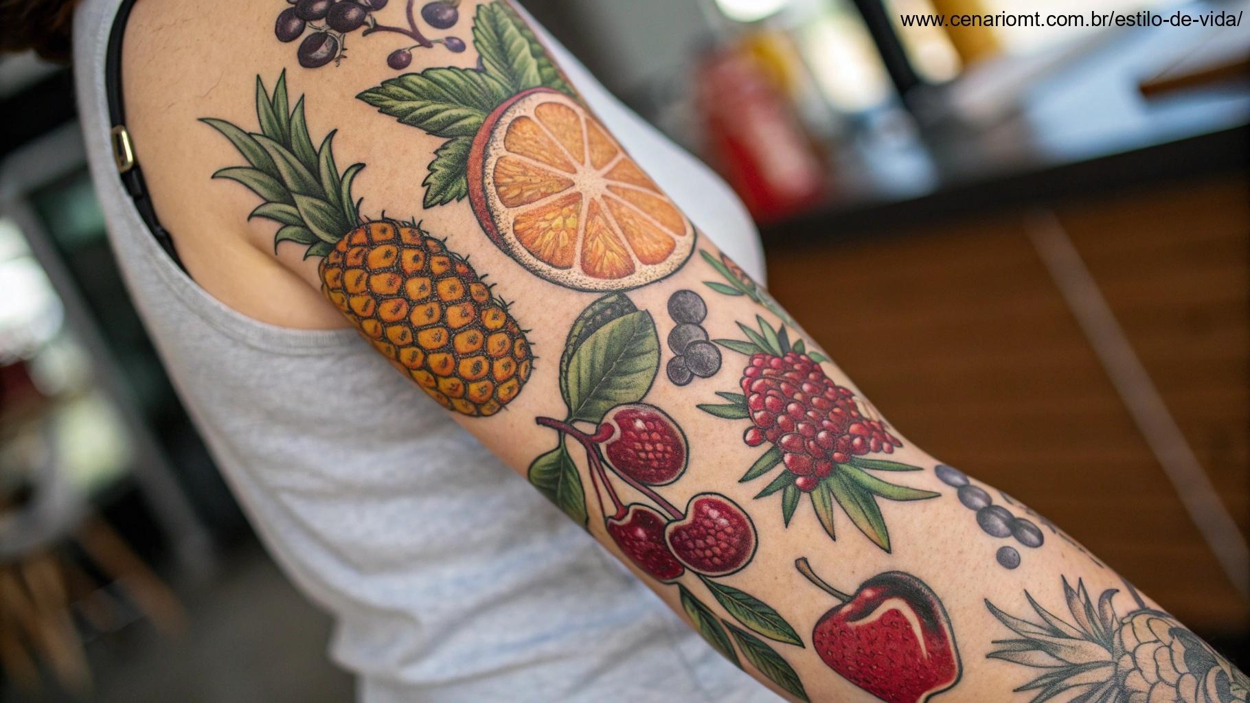 Tatuagens com frutas e alimentos, apresentando representações coloridas e detalhadas de itens como frutas vermelhas, cítricas ou tropicais
