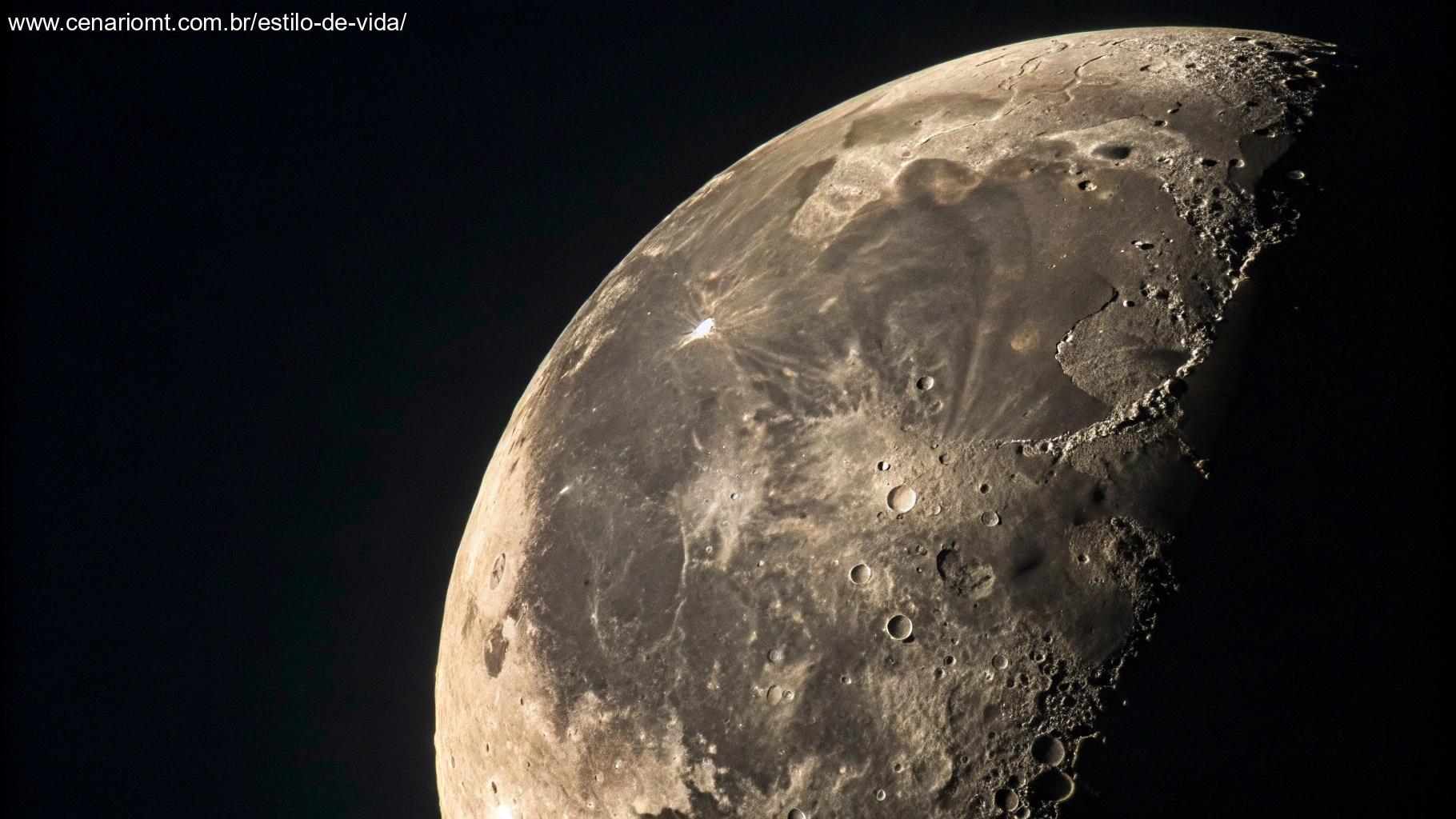 Vista detalhada da Lua Minguante, destacando sua forma e textura únicas.