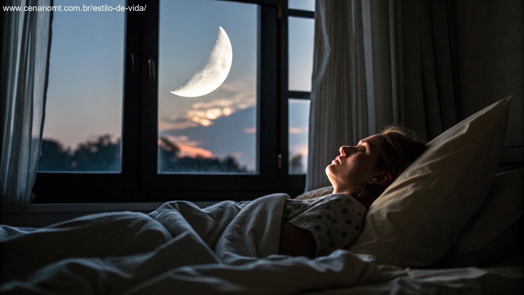 Pessoa com dificuldade para dormir com uma lua minguante visível pela janela, representando o mito de que a lua minguante atrapalha o sono