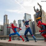 Uma ilustração vibrante de uma página de quadrinhos com super-heróis coloridos em poses dinâmicas contra um cenário urbano.