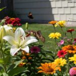 um jardim vibrante com flores coloridas que atraem borboletas e beija-flores