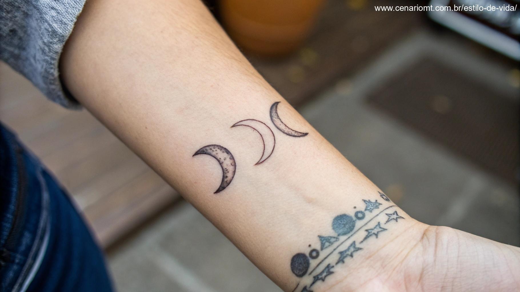 Tatuagem de lua crescente, simbolizando ciclos e mudança.