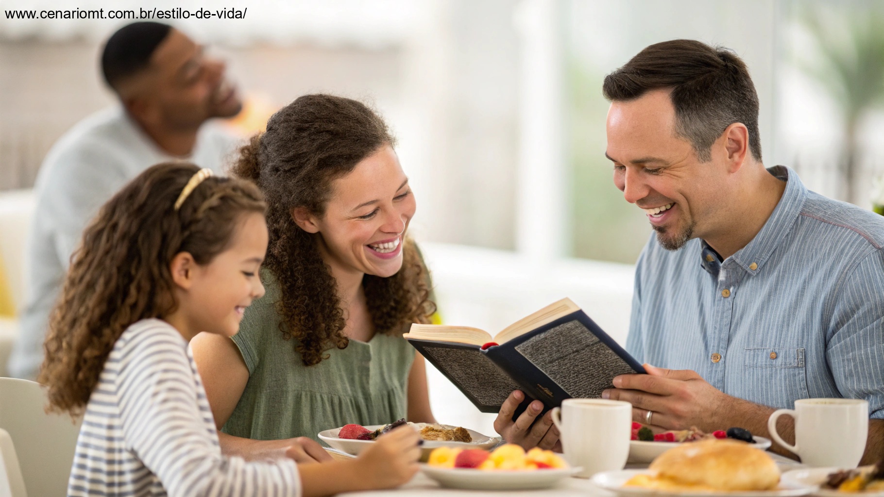 Família feliz começando o dia com a leitura da Bíblia na mesa do café da manhã, destacando os benefícios de uma mensagem evangélica de bom dia.