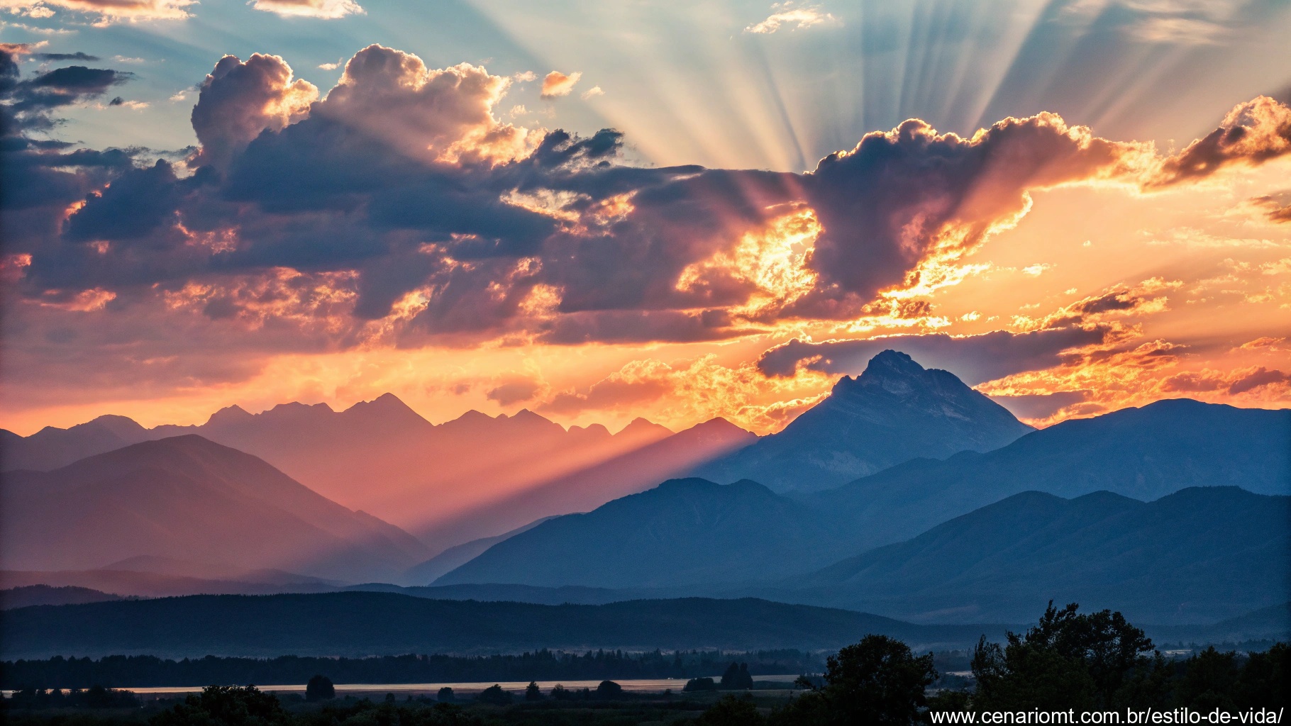 Nascer do sol vibrante sobre uma cadeia de montanhas, com raios de luz atravessando as nuvens, simbolizando os benefícios de começar o dia com uma mensagem evangélica.