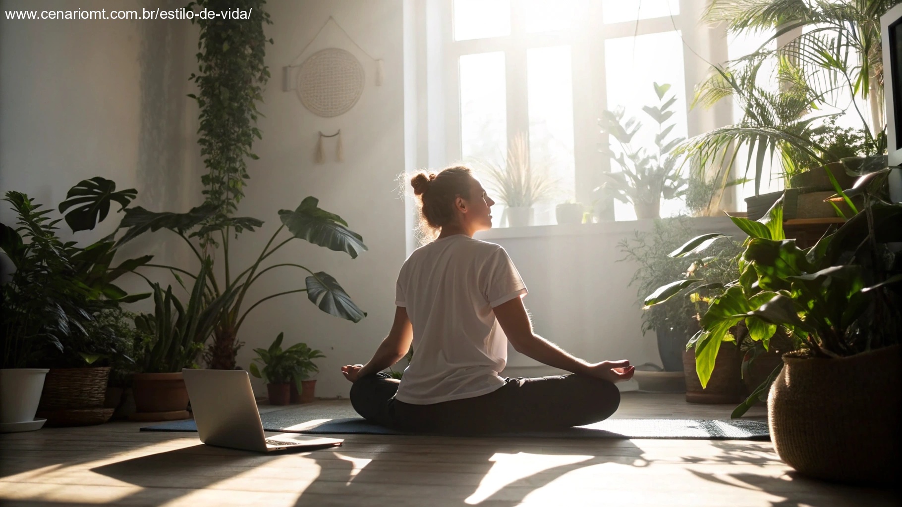 Pessoa meditando tranquilamente em um quarto iluminado pelo sol, cercada por plantas e luz natural suave, simbolizando foco, produtividade e um começo positivo para o dia.