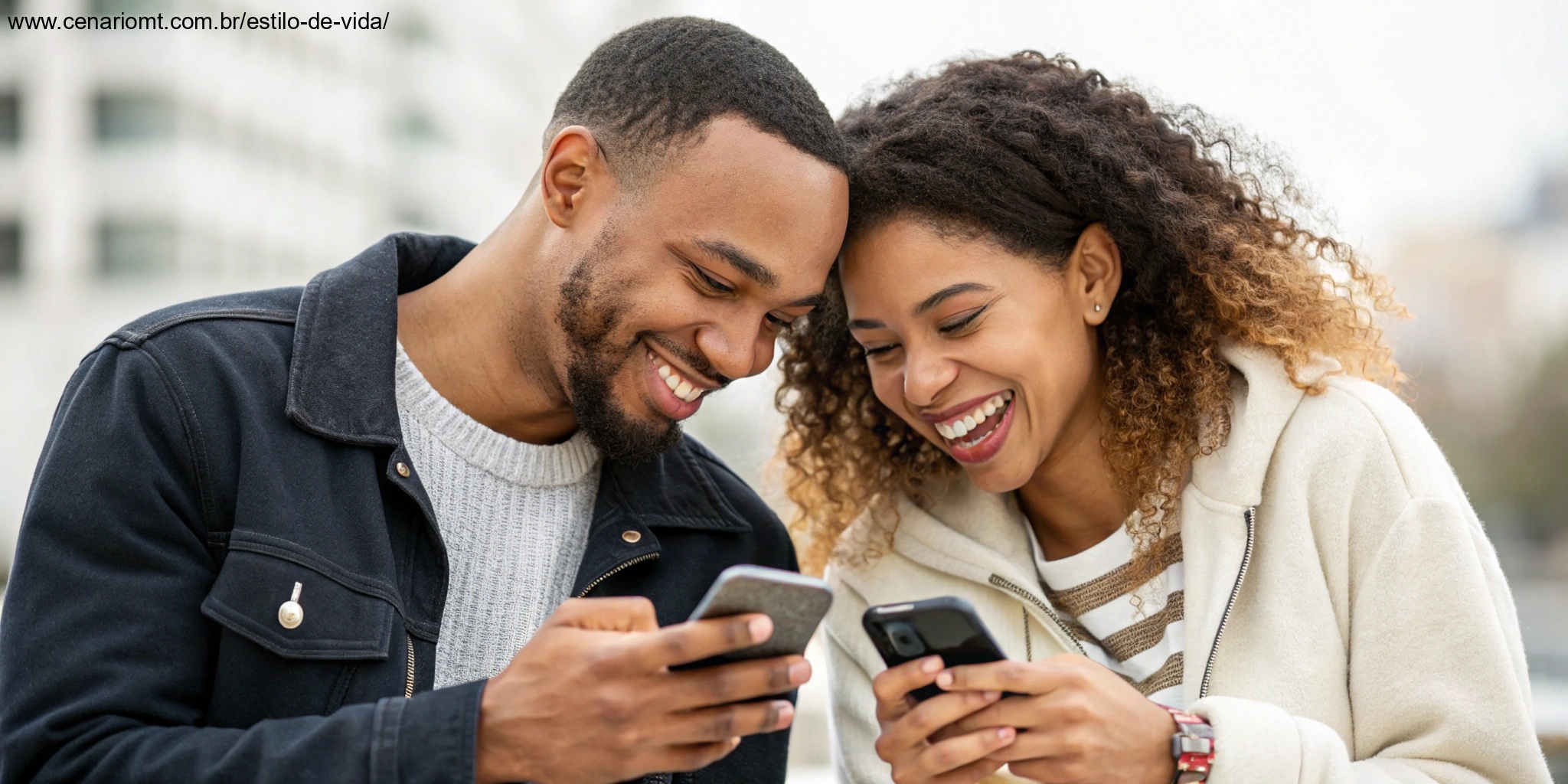 Um casal sorrindo enquanto lê uma mensagem de 'Bom Dia' em seus telefones, simbolizando relacionamentos mais fortes