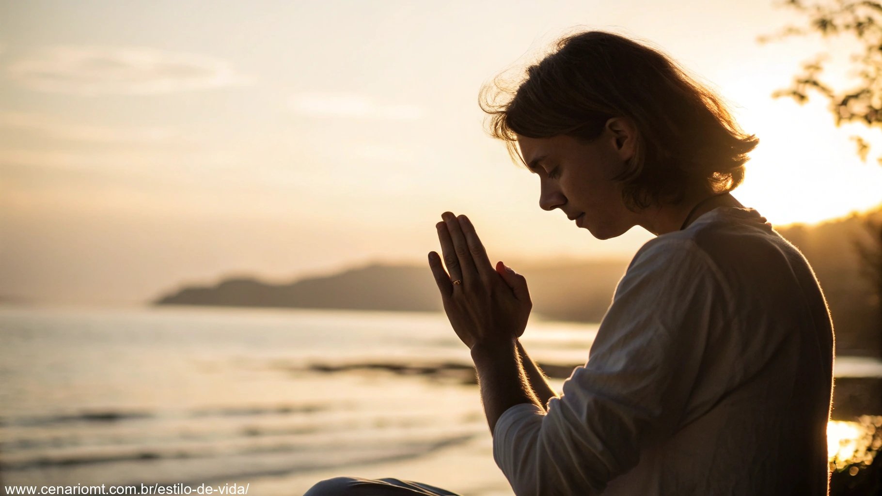 Pessoa serena com as mãos unidas em oração, banhada por uma luz quente, cercada por um ambiente tranquilo.