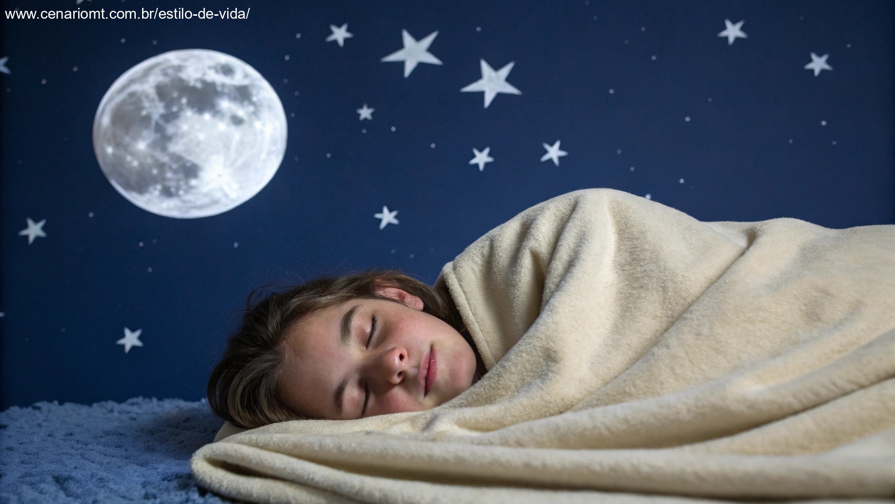 Uma pessoa dormindo tranquilamente sob um cobertor com uma lua e estrelas ao fundo, destacando curiosidades sobre o sono e a noite
