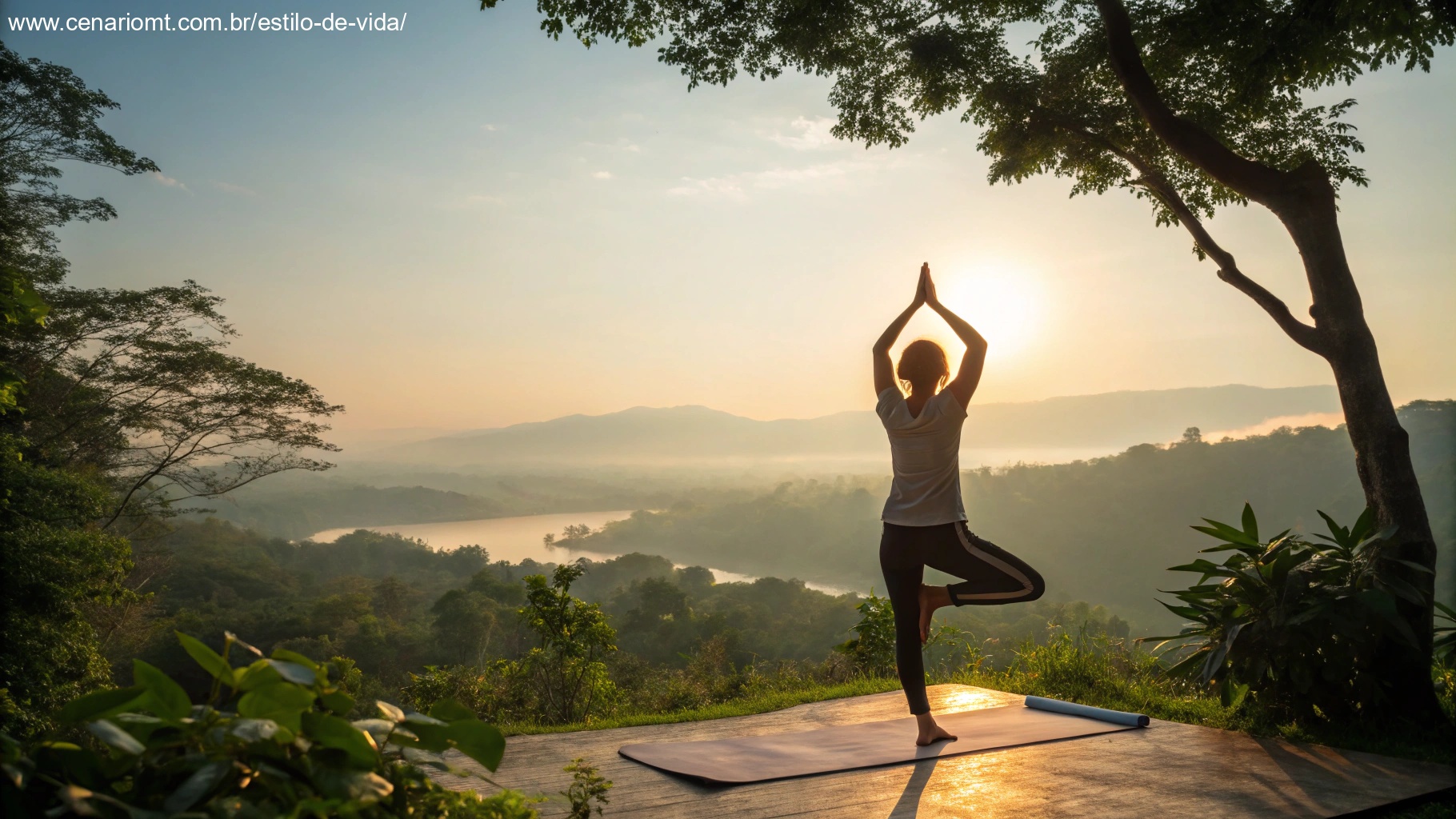 Pessoa praticando yoga ao nascer do sol, cercada pela natureza