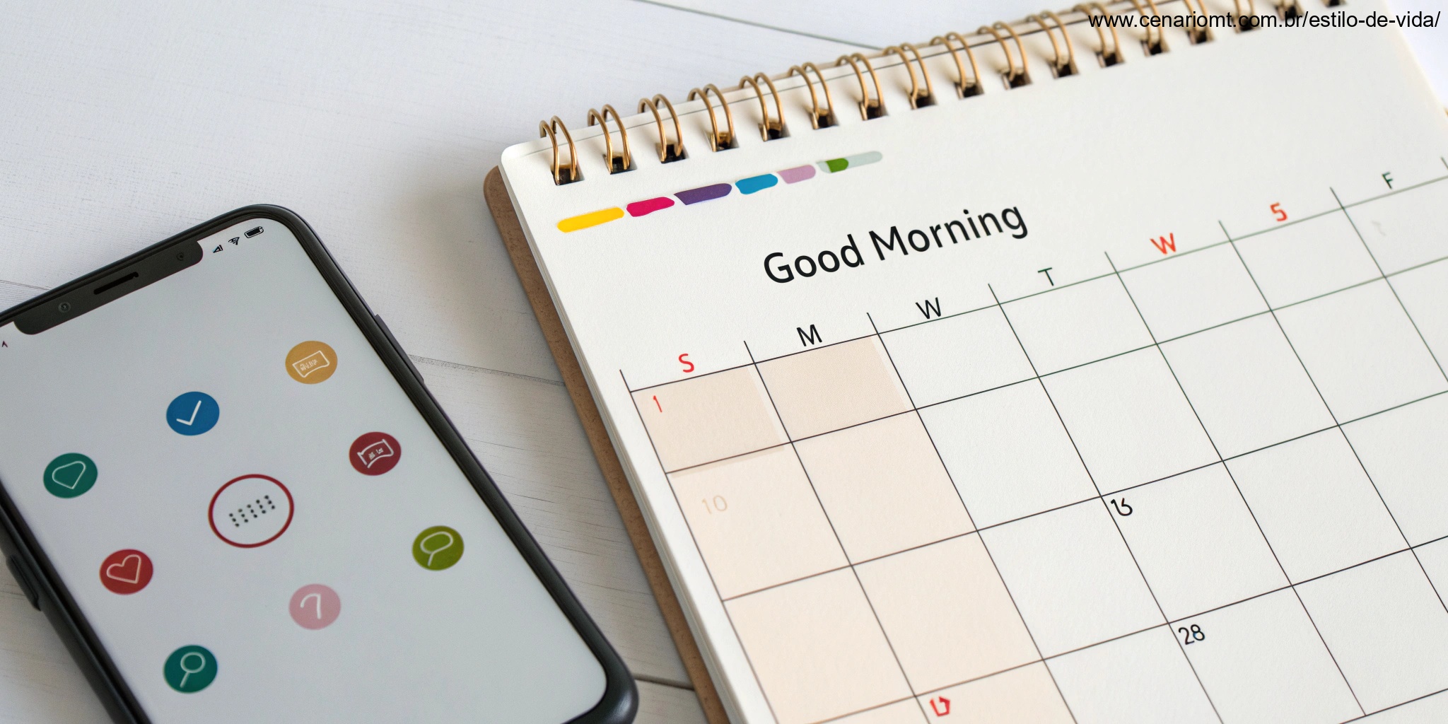Um calendário com datas marcadas e um telefone mostrando uma mensagem de 'Bom Dia', destacando a consistência