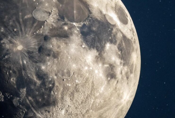 Céu noturno sereno com a lua em sua fase atual em 29 de janeiro de 2025, mostrando a superfície lunar em detalhes