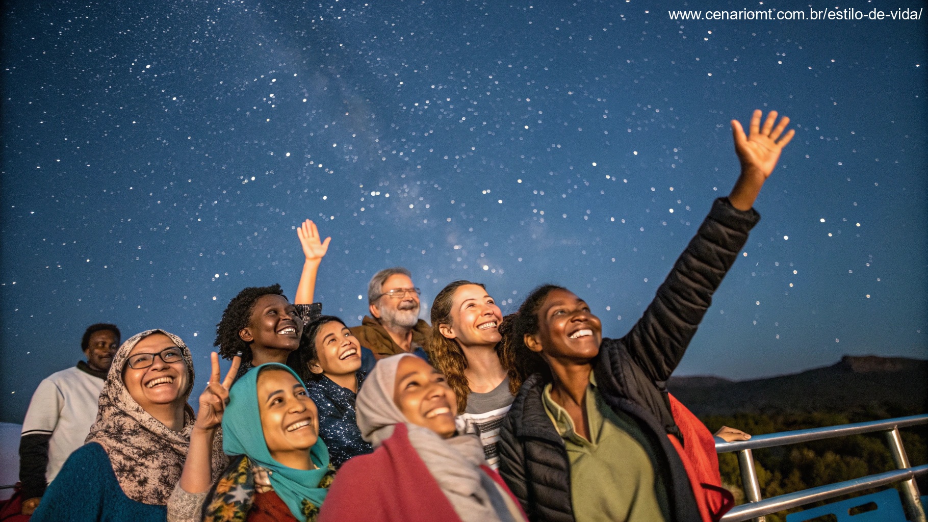 Um grupo diversificado de pessoas sorrindo e acenando sob um céu noturno, representando mensagens de boa noite para diferentes públicos