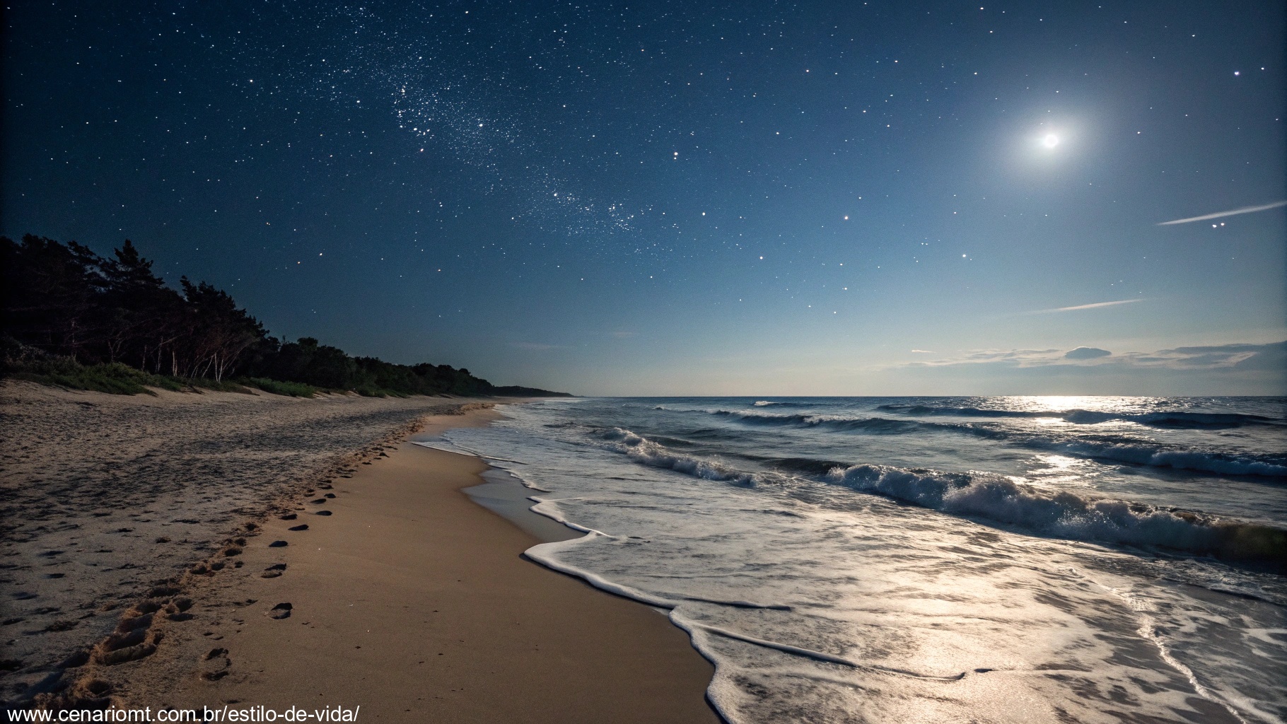 Praia calma à noite com ondas suaves e um céu estrelado, evocando tranquilidade para uma mensagem de boa noite na terça-feira, 14 de janeiro de 2025