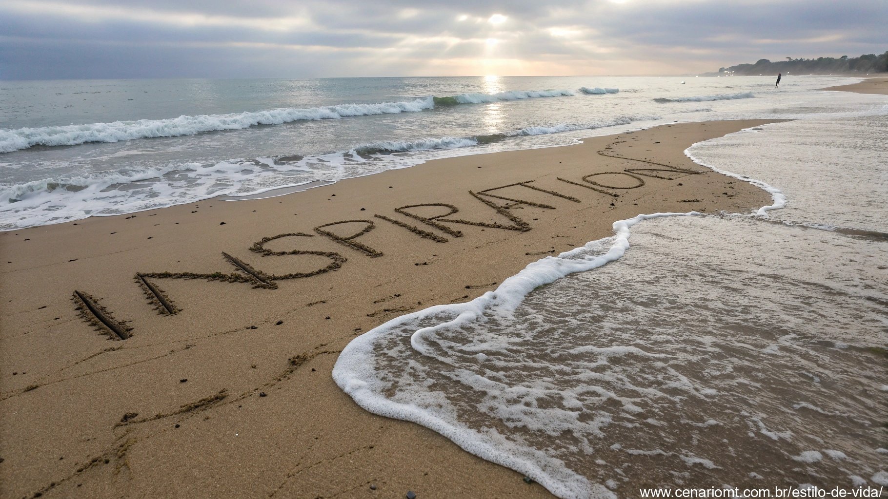 Uma frase motivacional escrita na areia de uma praia, com ondas suaves passando por cima, simbolizando inspiração para uma quinta-feira.