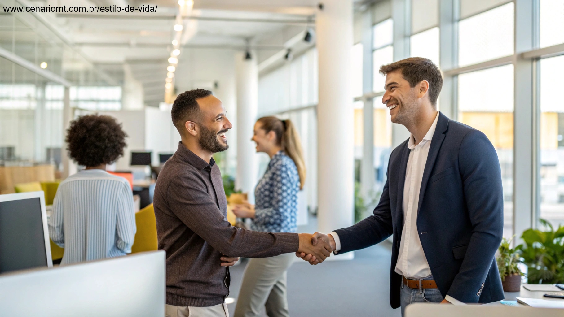Espaço de escritório moderno com colegas cumprimentando-se com sorrisos e apertos de mão pela manhã, destacando o impacto das mensagens de bom dia no ambiente de trabalho.