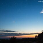 Céu de manhã com uma Lua Minguante cercada por estrelas fracas, transmitindo paz e fascínio.