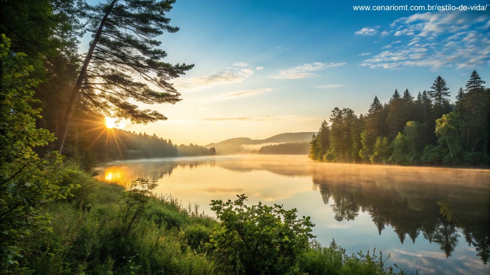 Um nascer do sol sereno sobre um lago calmo, com luz dourada refletindo na água, cercado por árvores verdes exuberantes e um céu azul claro, evocando uma sensação de paz e inspiração para uma segunda-feira abençoada.