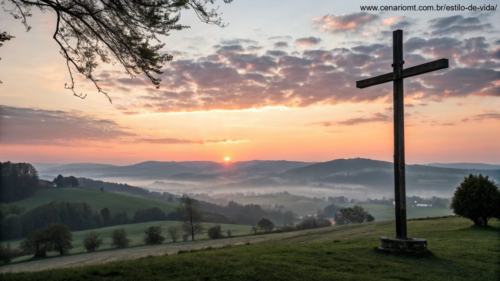 Nascer do sol sereno sobre o campo com uma silhueta de uma cruz em primeiro plano, simbolizando esperança e fé para um domingo abençoado.