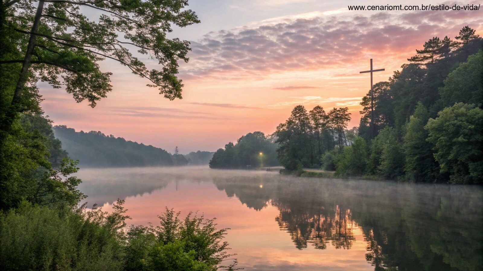 Cena tranquila de um amanhecer com um lago calmo e uma cruz ao fundo, transmitindo paz e inspiração espiritual.