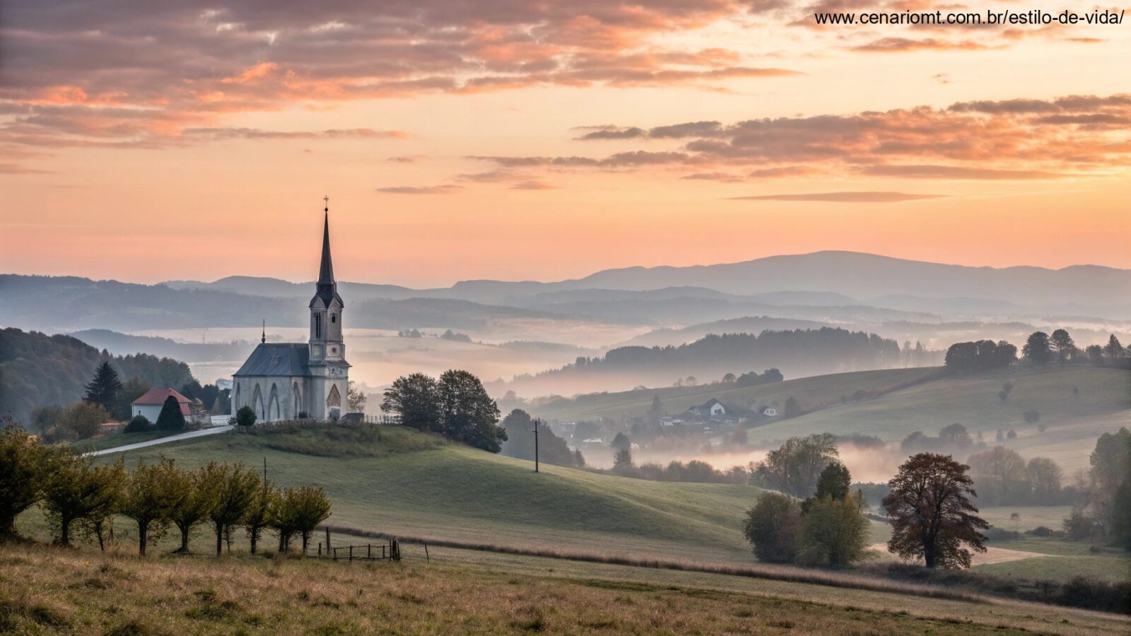 Nascer do sol sereno sobre o campo com uma igreja ao fundo, simbolizando um domingo de manhã abençoado.