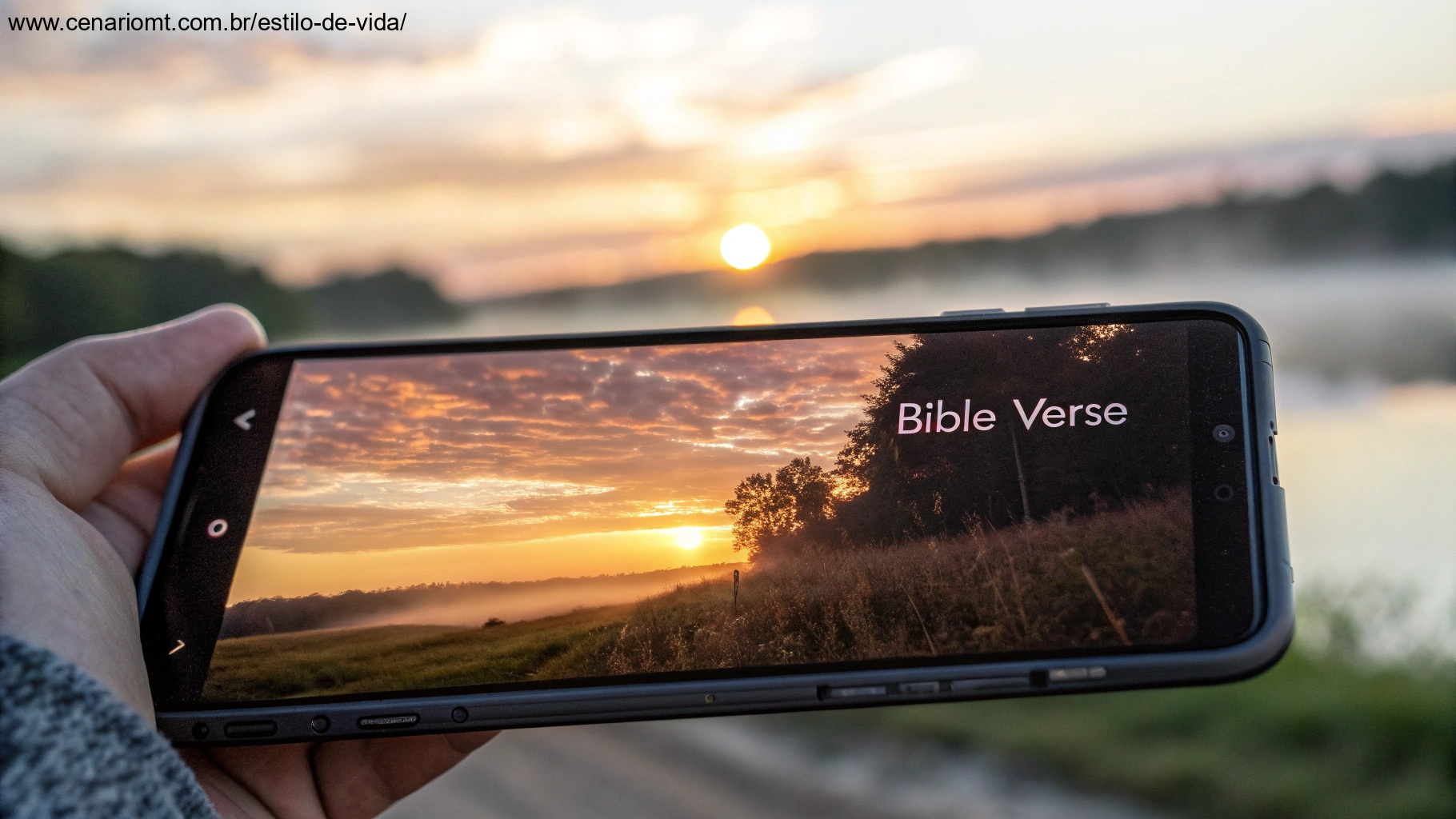 Smartphone exibindo um lindo nascer do sol com um versículo bíblico sobreposto, pronto para ser compartilhado como mensagem de bom dia.