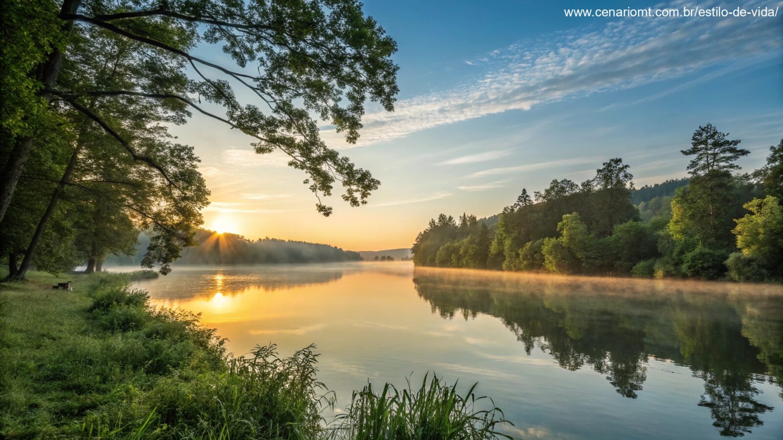 Nascer do sol sereno sobre um lago calmo com luz dourada refletindo na água, cercado por árvores verdes e um céu azul claro, evocando uma sensação de paz e bênção para uma manhã de sexta-feira.