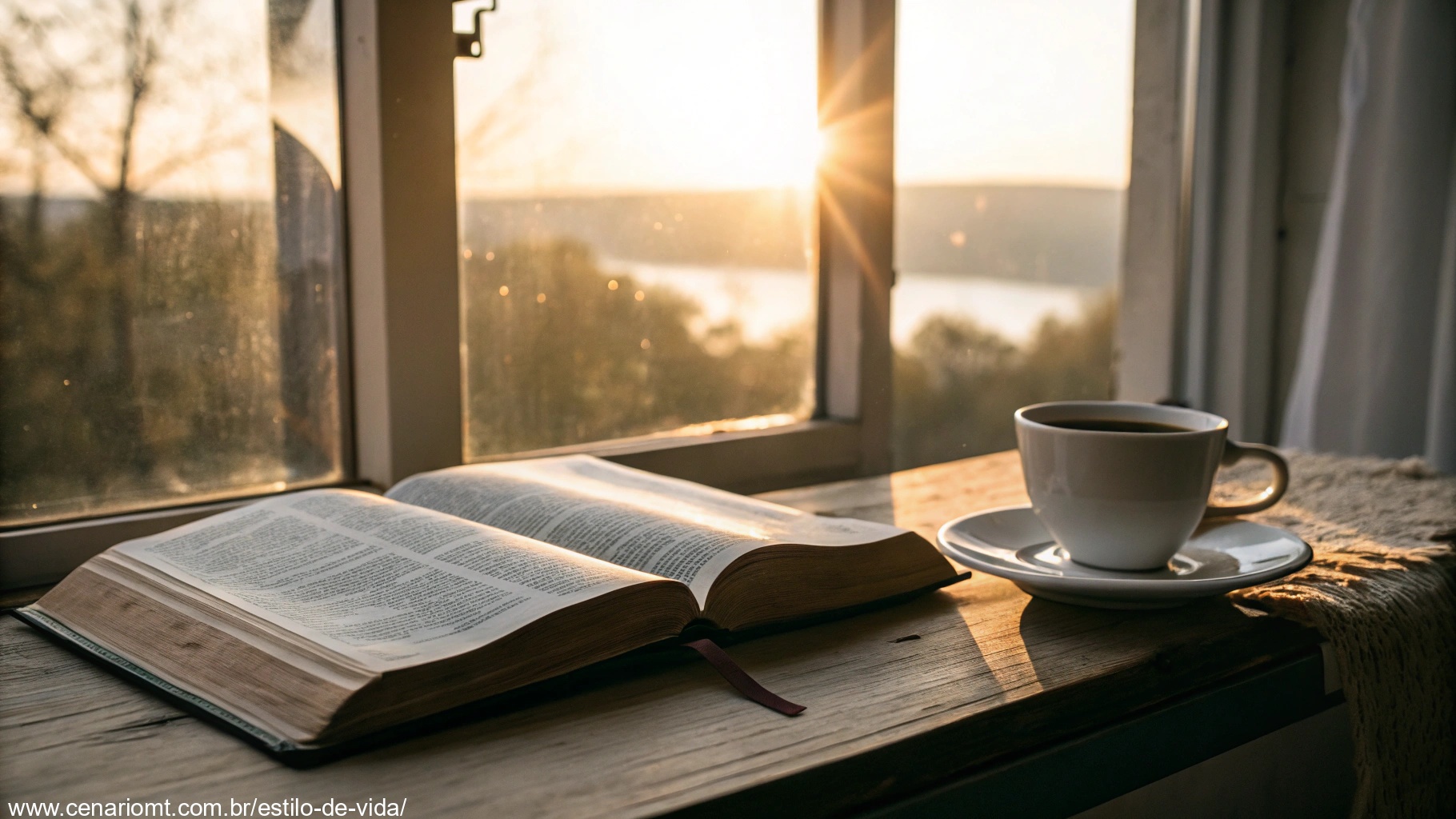 Imagem de uma manhã tranquila com Bíblia aberta e café, simbolizando fé e oração evangélica.