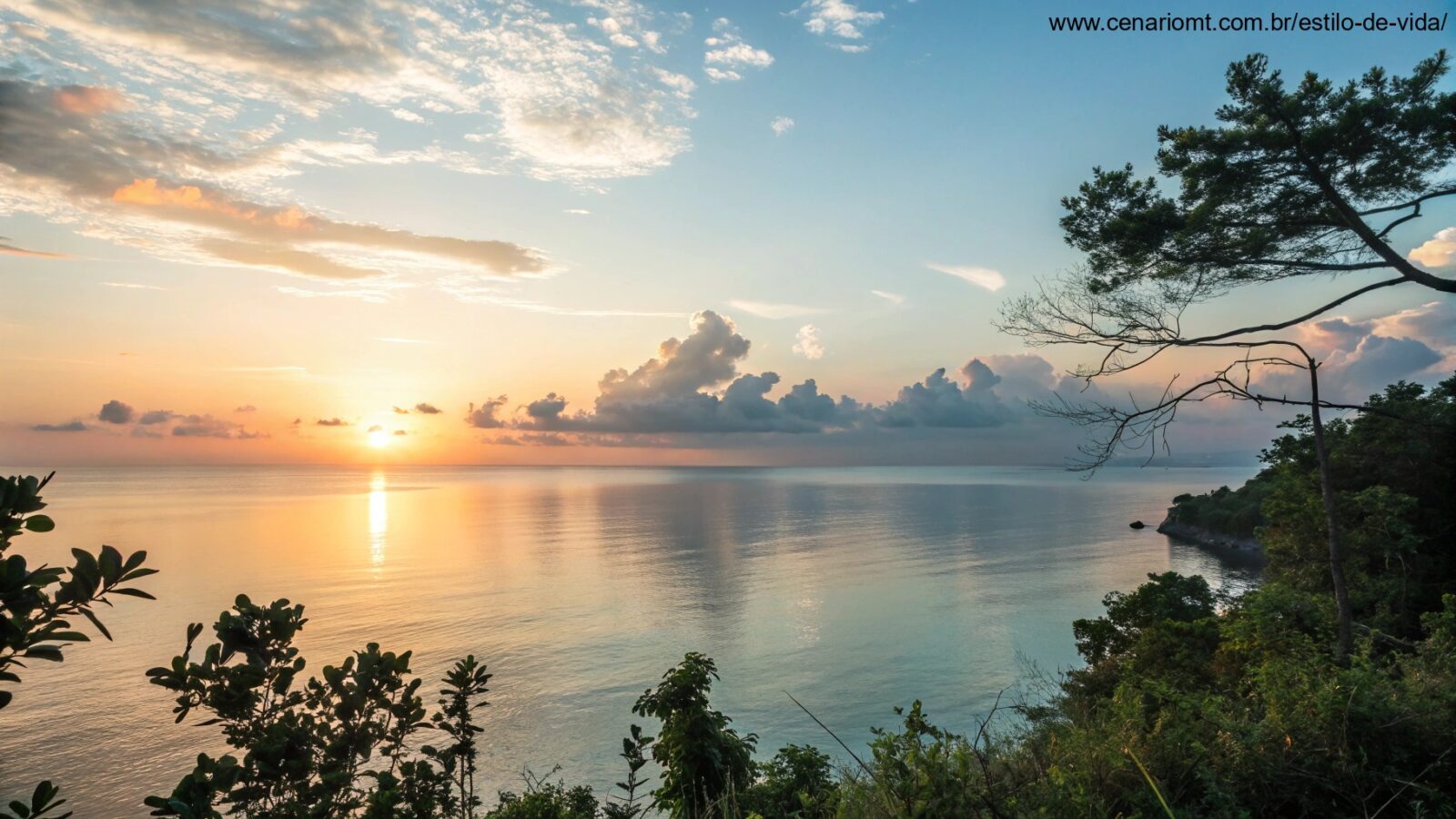 imagem de um nascer do sol tranquilo sobre o mar, simbolizando esperança e fé