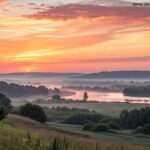 Nascer do sol sobre uma paisagem serena, simbolizando esperança e novos começos.