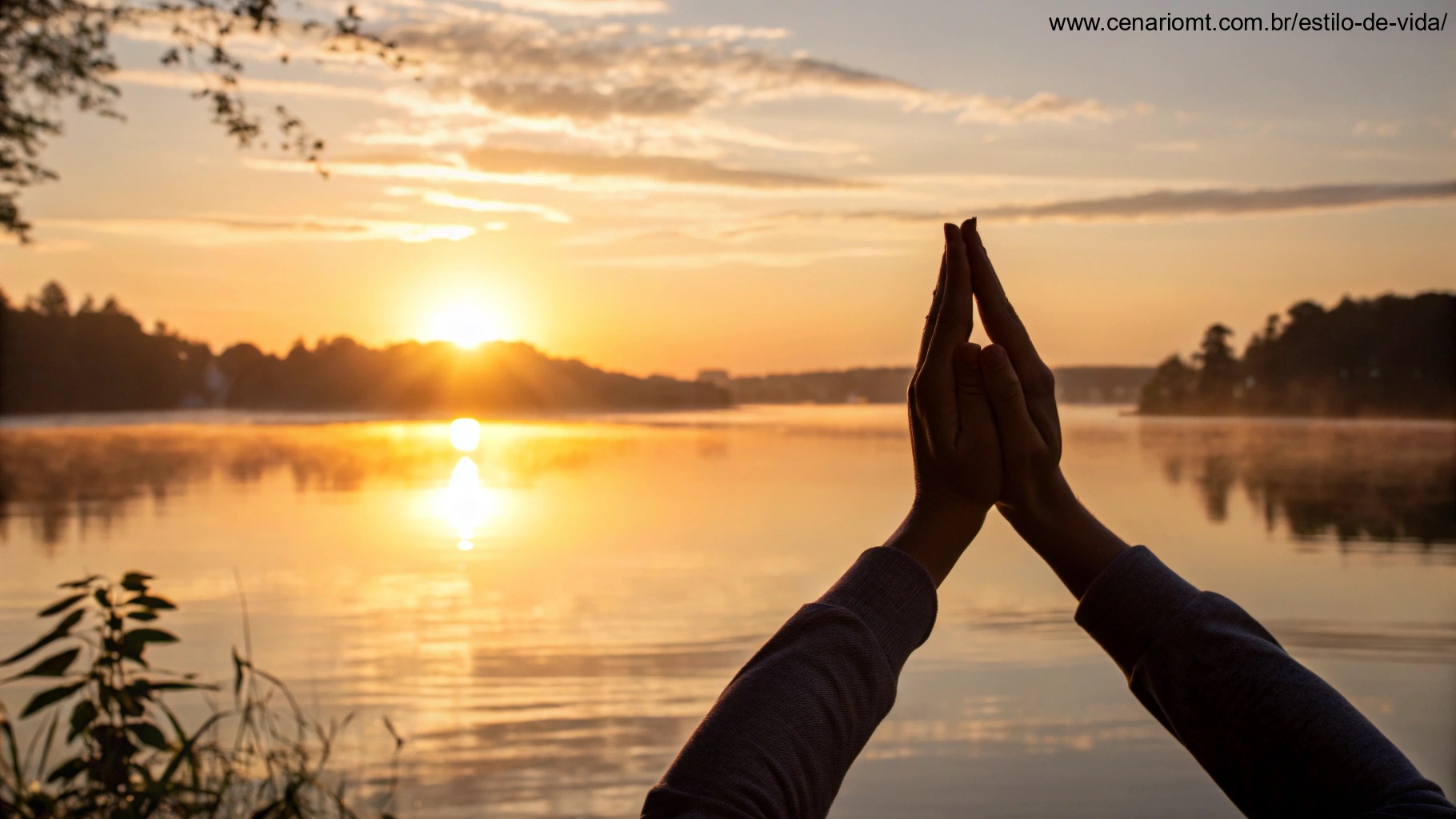 Nascer do sol dourado e quente sobre um lago calmo, com mãos levantadas em gratidão, simbolizando o poder de começar o dia com gratidão.