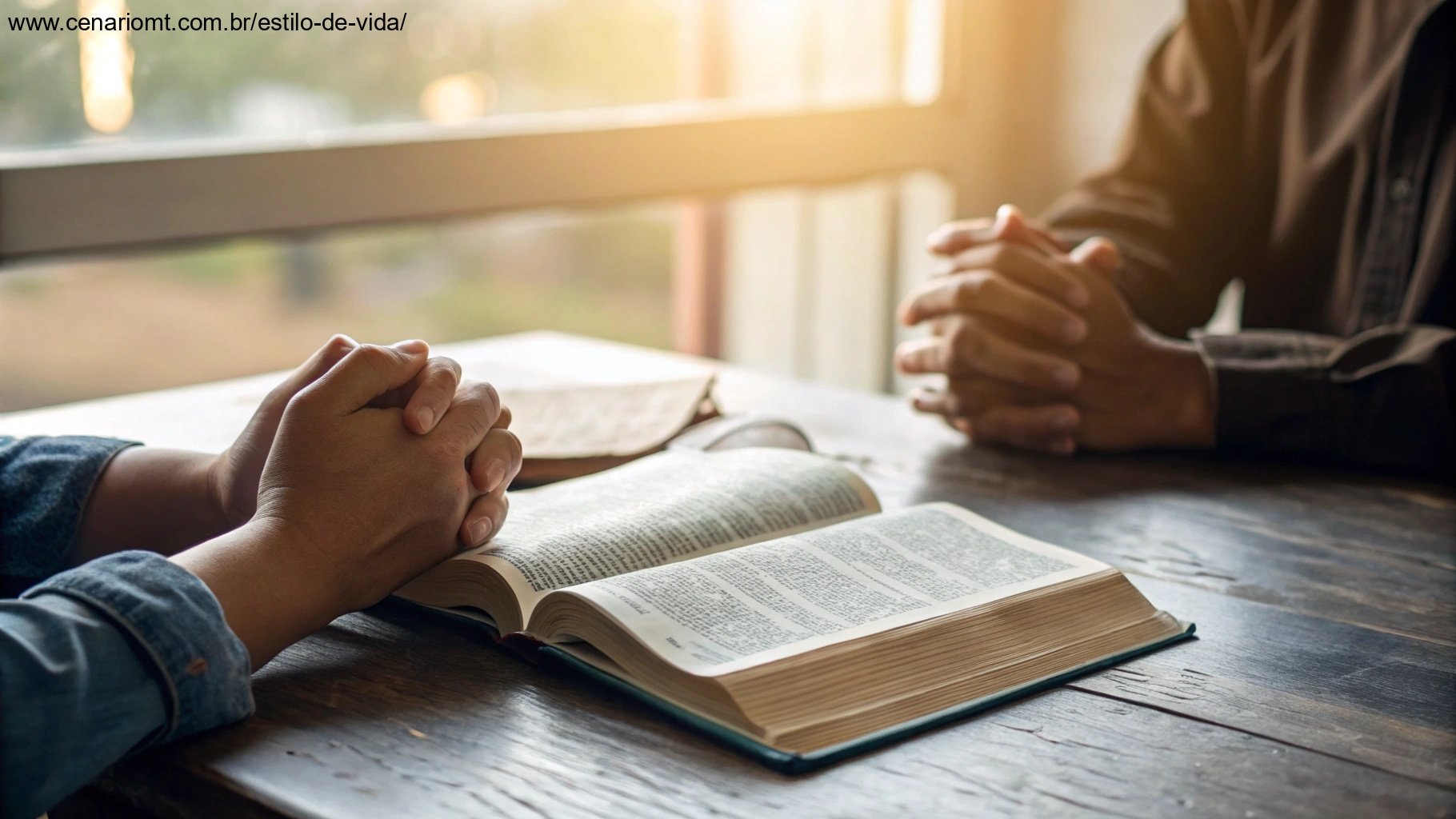 Ambiente de oração evangélica com uma Bíblia aberta em uma mesa, mãos unidas em oração e uma luz aconchegante ao fundo.