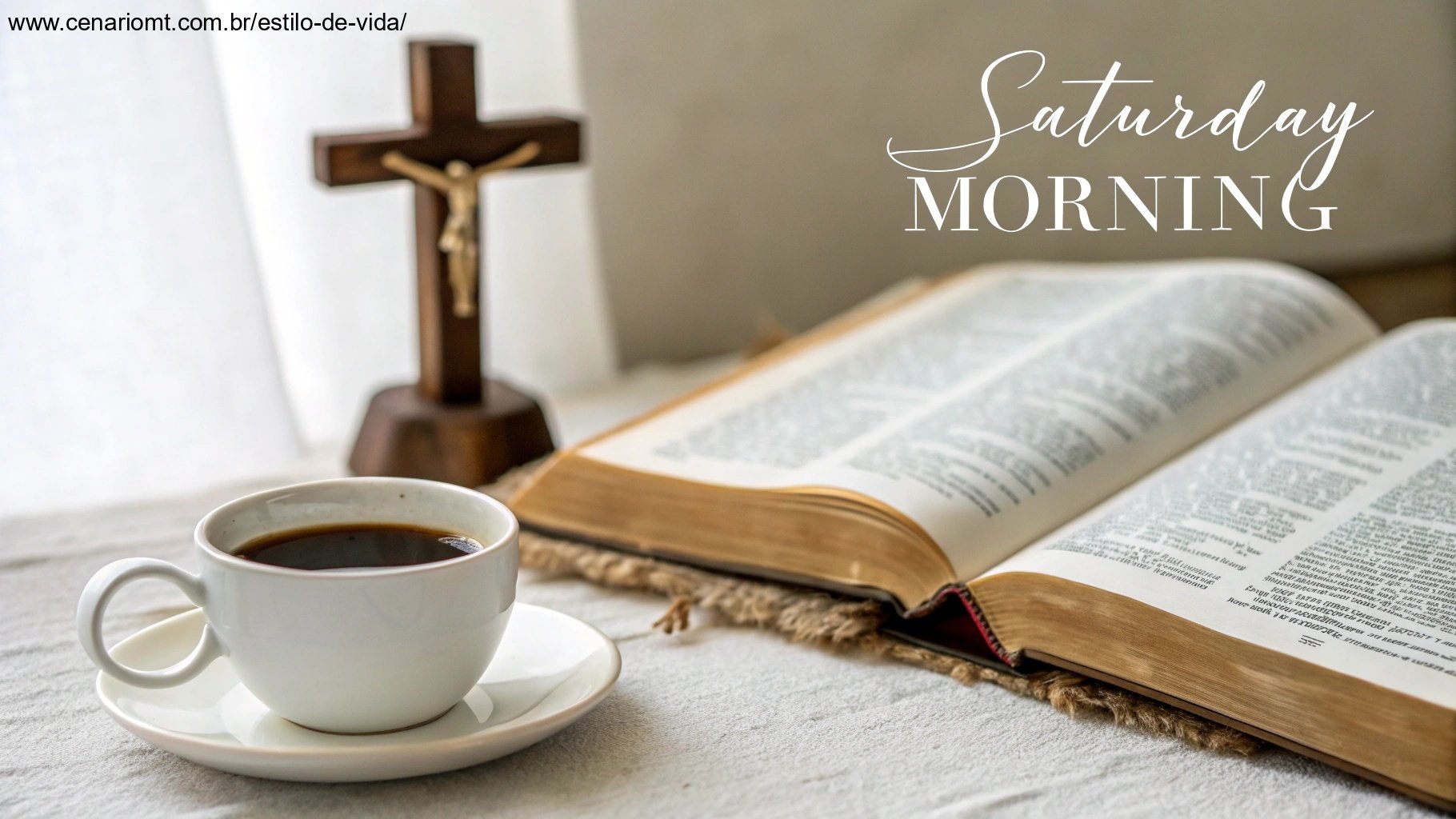 Um sábado de manhã tranquilo com uma xícara de café, uma Bíblia aberta e uma cruz ao fundo, representando uma oração para começar o dia.