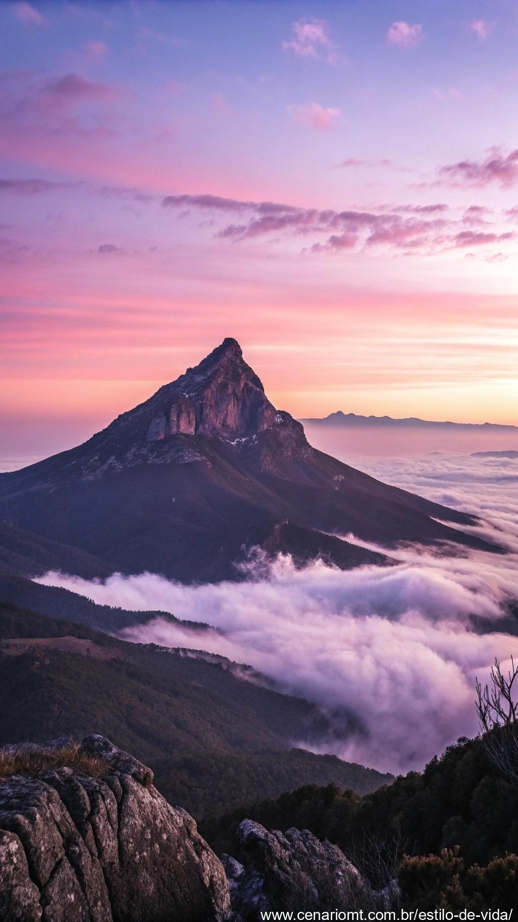 Uma vista deslumbrante de um pico de montanha ao amanhecer, representando transformação e novos começos para fevereiro.