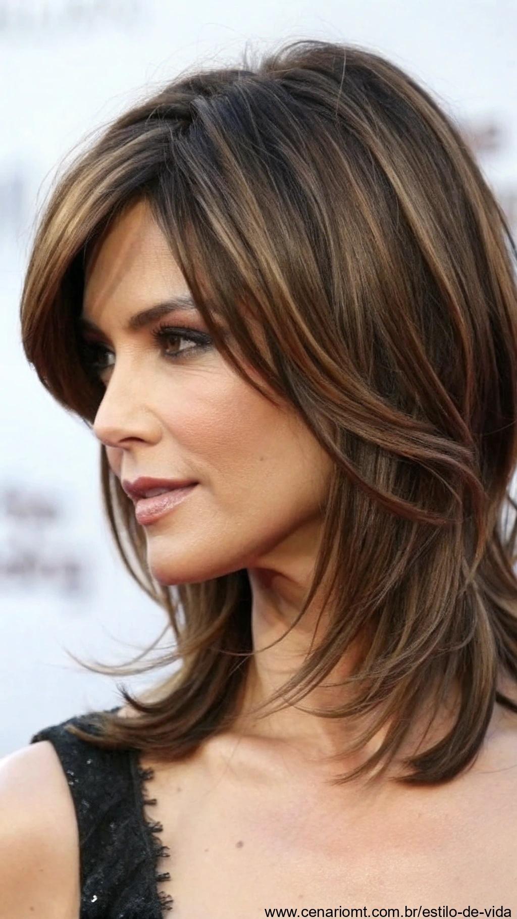 Mulher com corte curto e longo nas laterais, mostrando um visual equilibrado.